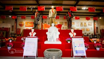 一个工厂里建了一个非常丰富藏品的毛文化纪念馆,里面珍藏了各类